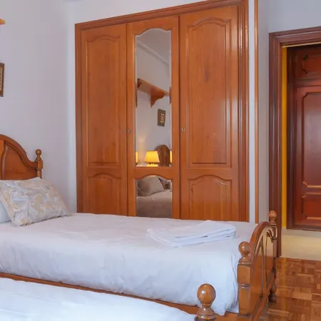 Av Leopoldo Alas 16 Apartment