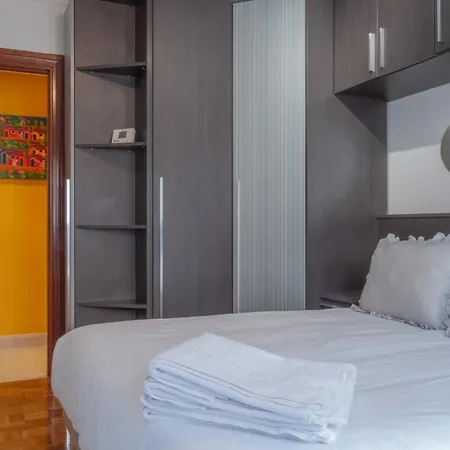 Apartment Av Leopoldo Alas 16 *